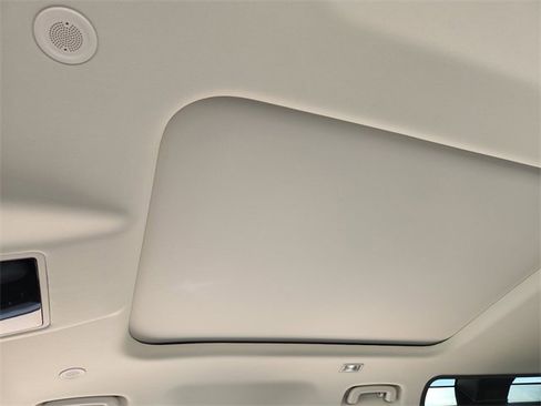 New 2024 Land Rover Defender 110 SE image 24