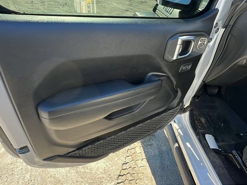 Used 2023 Jeep Wrangler Unlimited image 14