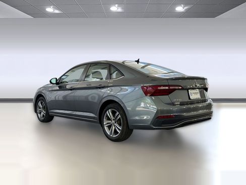 Used 2023 Volkswagen Jetta SE FWD image 3