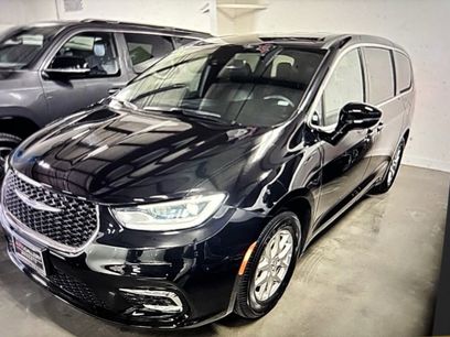 Used 2025 Chrysler Pacifica Select