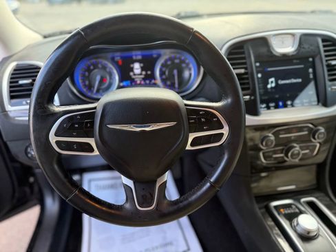 Used 2018 Chrysler 300 Touring L image 28