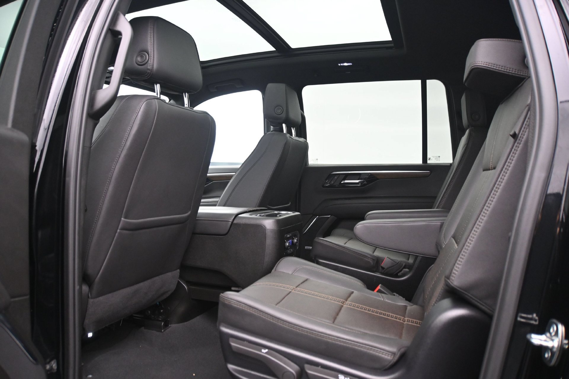 Used 2025 Chevrolet Suburban High Country AWD/4WD image 21