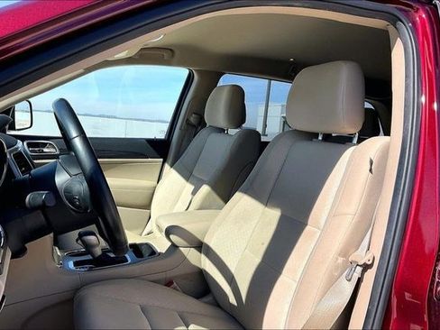 Used 2019 Jeep Grand Cherokee Laredo image 30