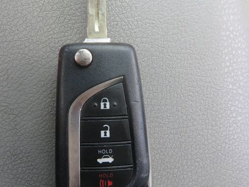 Used 2018 Toyota Camry LE FWD image 30