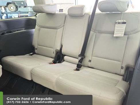 Certified 2025 Ford Expedition Platinum w/ Driver's Package AWD/4WD image 22