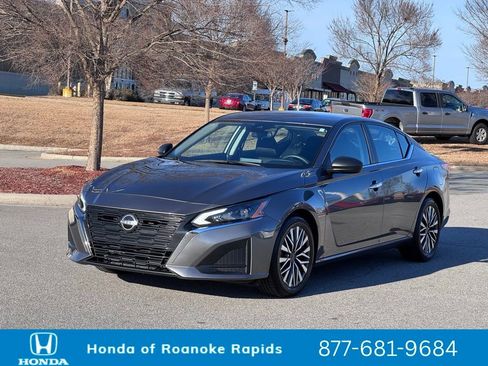 Used 2024 Nissan Altima 2.5 SV image 2