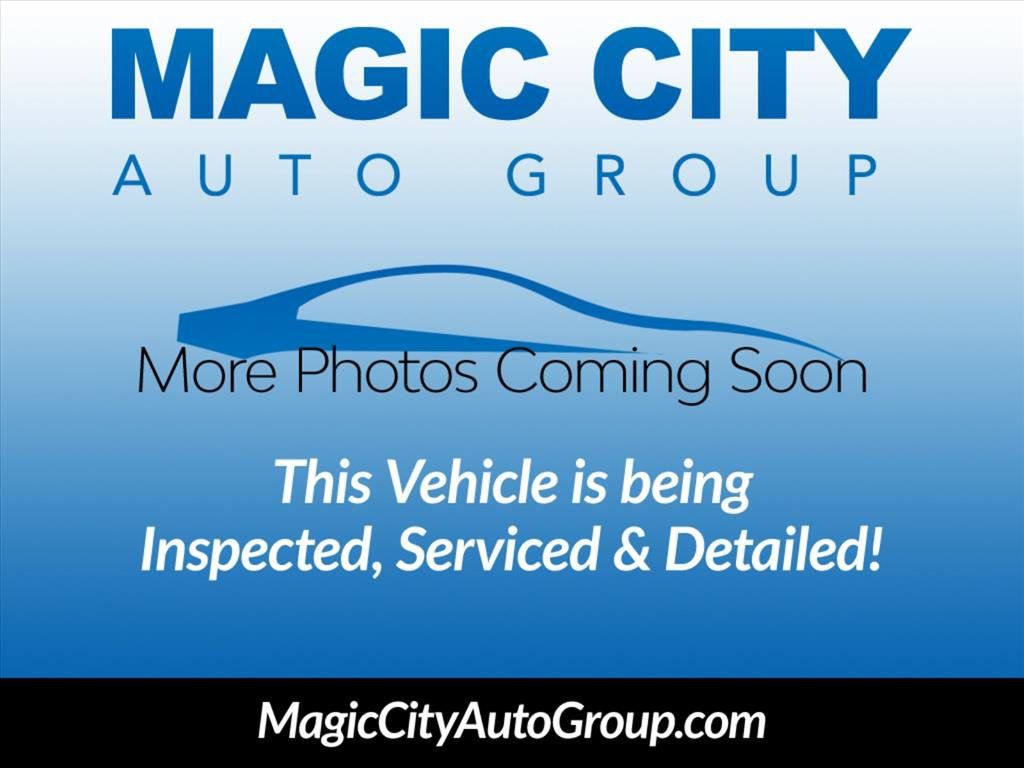 Used 2025 Chrysler Pacifica Select FWD image 2