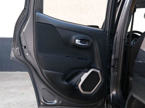 Used 2017 Jeep Renegade Latitude image 24