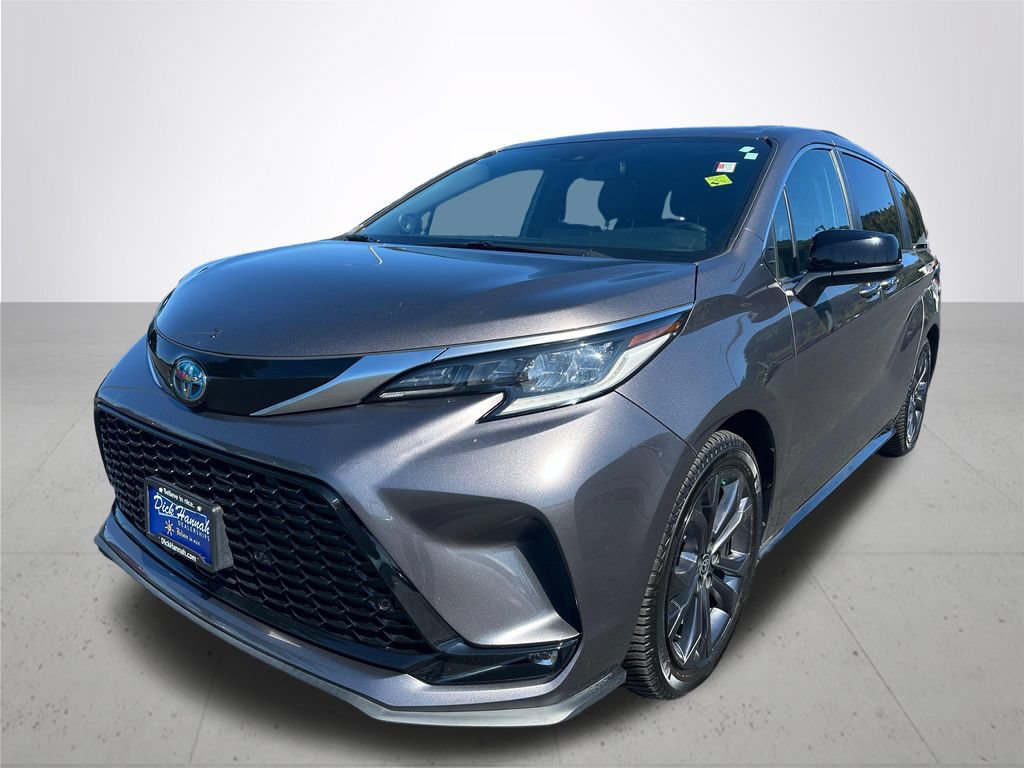 Used 2022 Toyota Sienna XSE w/ XSE Plus Package FWD image 2