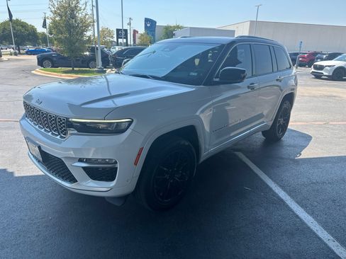 Used 2022 Jeep Grand Cherokee Summit w/ Luxury Tech Group V AWD/4WD image 3