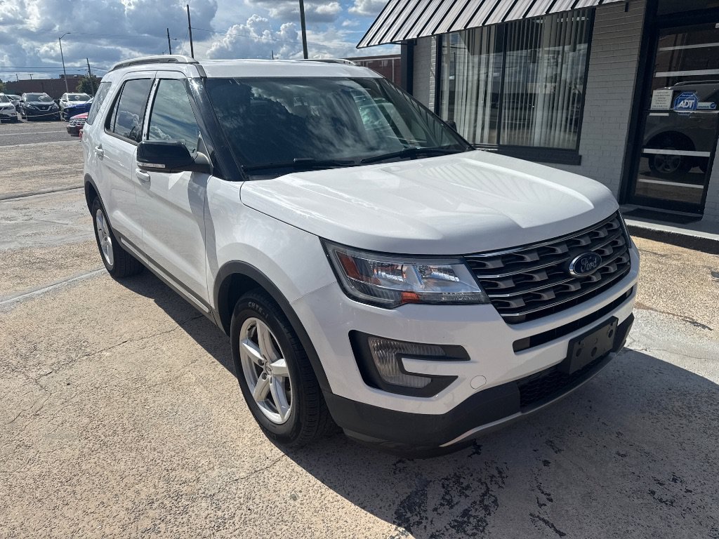 Used 2017 Ford Explorer XLT AWD/4WD image 2