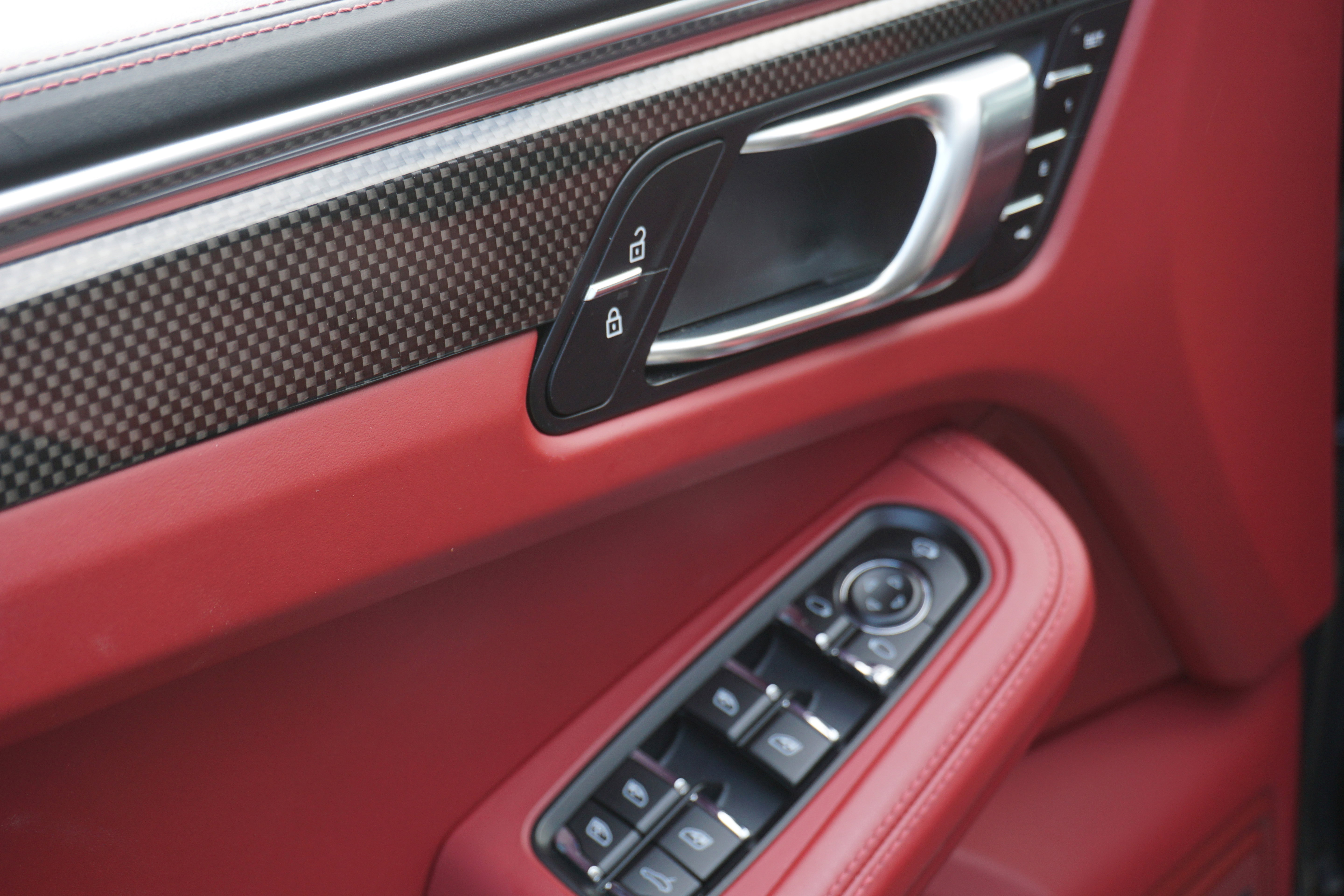 Certified 2023 Porsche Macan S AWD/4WD image 18