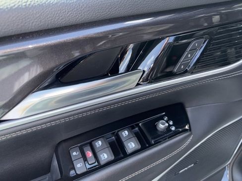 Used 2024 Jeep Wagoneer L Base image 26