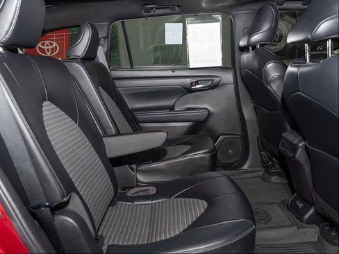 Used 2022 Toyota Highlander XSE AWD/4WD image 24