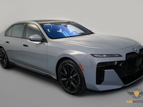 Used 2023 BMW 760i xDrive image 2