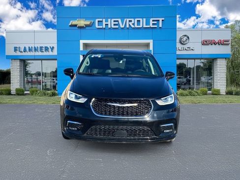 Used 2024 Chrysler Pacifica Touring-L FWD image 8