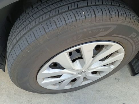 Used 2015 Nissan Rogue S FWD image 2