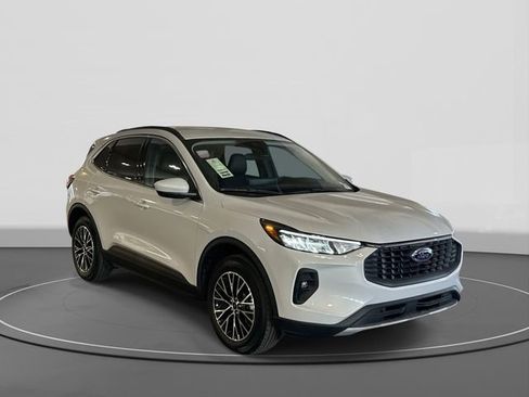 Used 2025 Ford Escape SE image 4