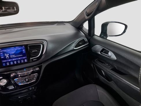 Used 2018 Chrysler Pacifica Touring Plus w/ S Appearance Package image 24