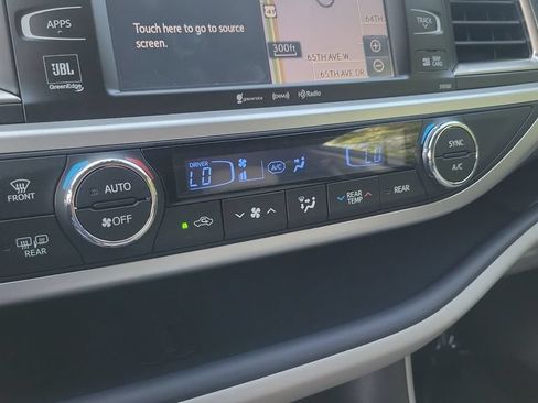 Used 2016 Toyota Highlander Limited w/ Driver Technology Package AWD/4WD image 15