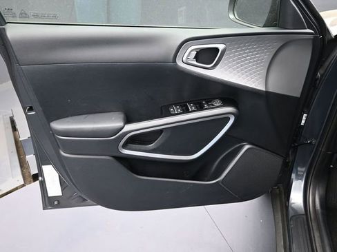 Used 2025 Kia Soul LX w/ LX Technology Package FWD image 16