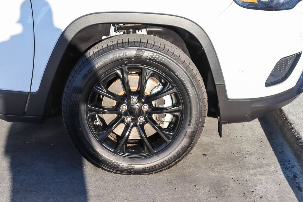 Used 2023 Jeep Cherokee Altitude Lux AWD/4WD image 11