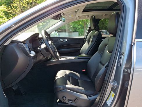 Used 2019 Volvo XC60 T5 Momentum w/ Premium Package AWD/4WD image 13