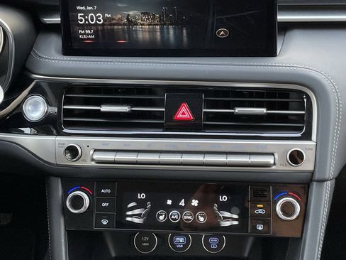 Used 2025 Genesis G70 2.5T image 17