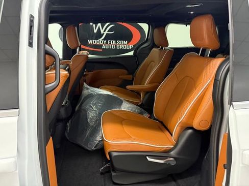 New 2026 Chrysler Pacifica Pinnacle image 15