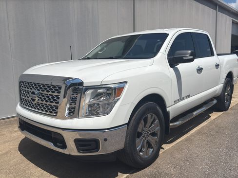 Used 2018 Nissan Titan SV w/ SV Convenience Package AWD/4WD image 7