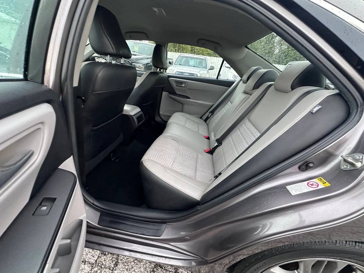 Used 2015 Toyota Camry SE FWD image 11