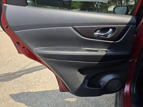 Used 2019 Nissan Rogue SV AWD/4WD image 16