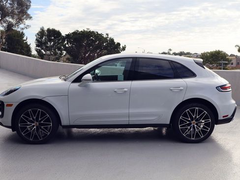 Certified 2025 Porsche Macan image 2