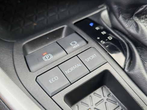 Used 2022 Toyota RAV4 LE FWD image 31