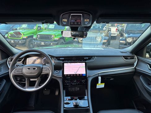 New 2025 Jeep Grand Cherokee Limited w/ Black Appearance Package image 34