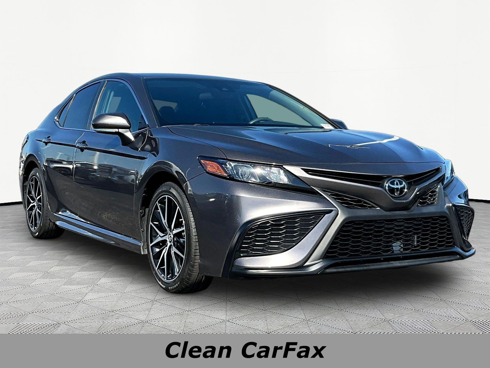 Used 2023 Toyota Camry SE FWD image 3