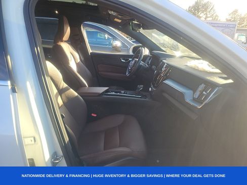 Used 2020 Volvo XC60 T5 Momentum w/ Protection Package Premier image 9