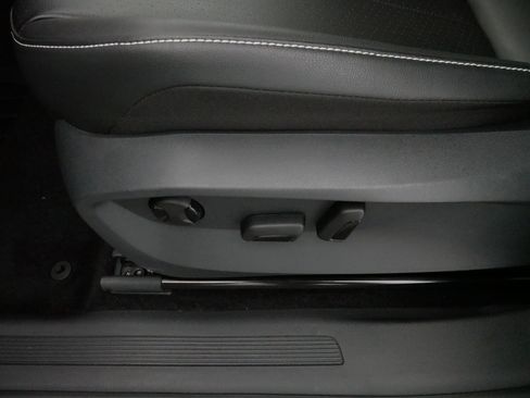 Certified 2024 Volkswagen Tiguan SE image 20