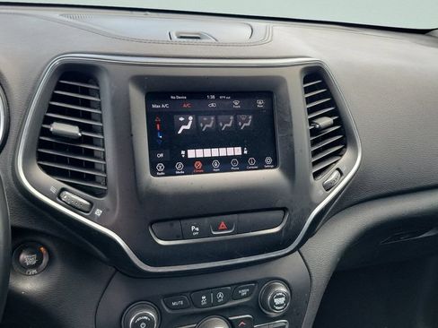 Used 2019 Jeep Cherokee Latitude Plus FWD image 14