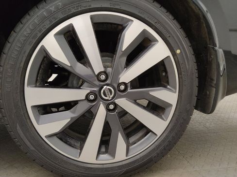 Used 2020 Nissan Versa SR FWD image 31