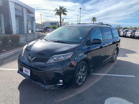 Used 2018 Toyota Sienna SE w/ Carpet Mat Package image 3
