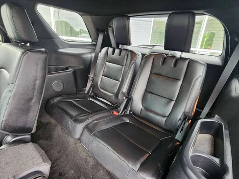 Used 2016 Ford Explorer XLT w/ Equipment Group 202A AWD/4WD image 12