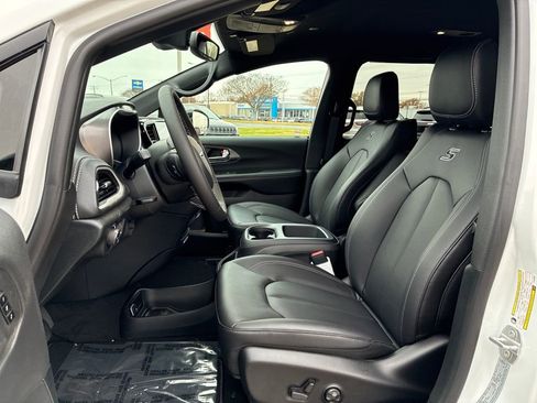 New 2026 Chrysler Pacifica Select w/ S Appearance Package image 10