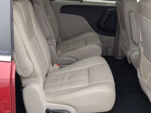 Used 2013 Chrysler Town & Country Touring-L FWD image 20