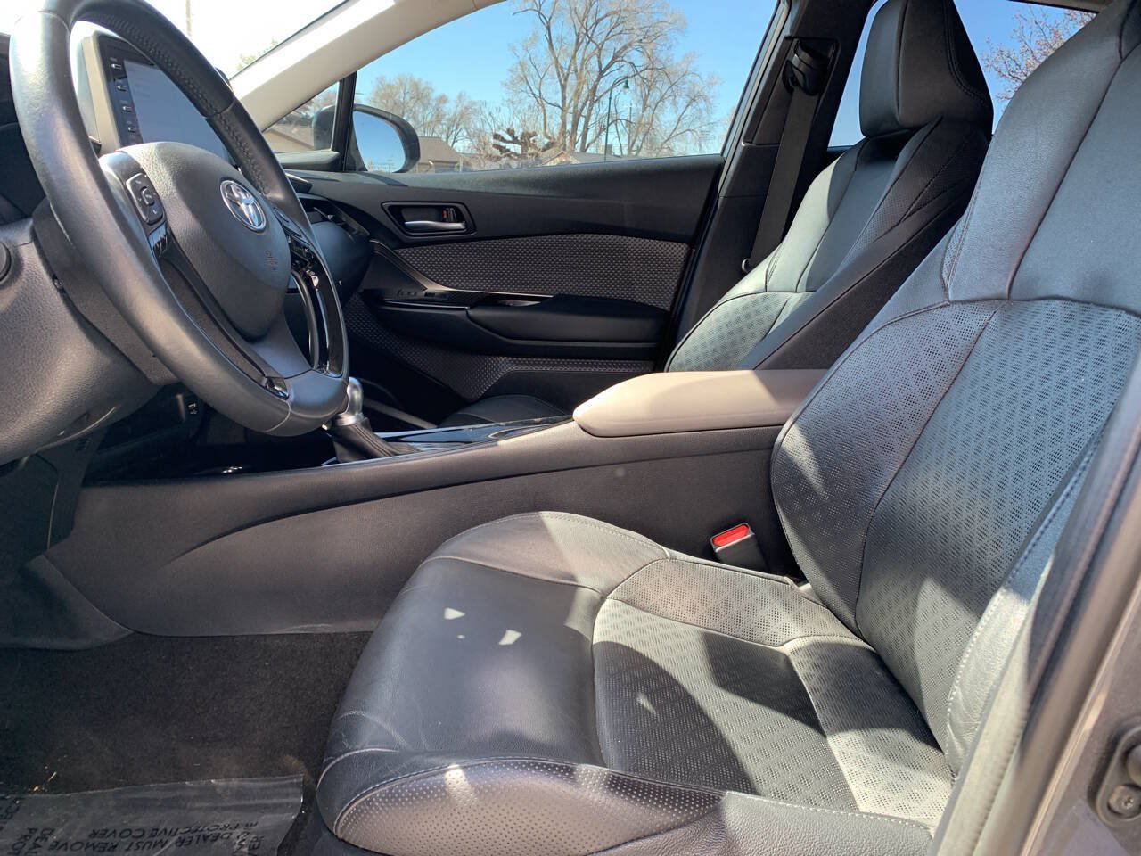 Used 2022 Toyota C-HR Limited FWD image 6