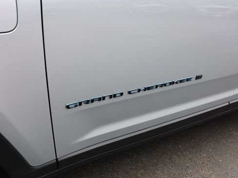 Used 2023 Jeep Grand Cherokee Trailhawk w/ Luxury Tech Group III AWD/4WD image 12