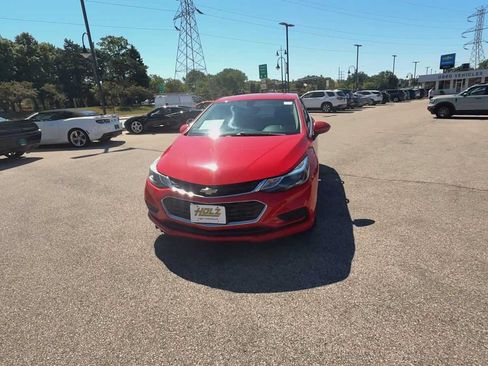Used 2017 Chevrolet Cruze LT w/ Convenience Package FWD image 3