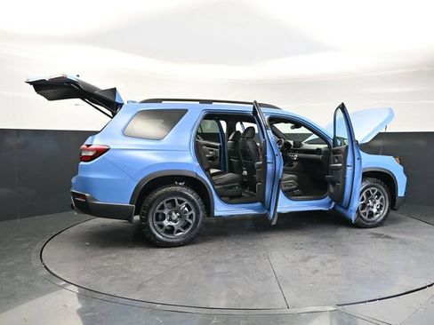 Used 2025 Honda Pilot TrailSport image 34