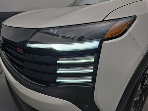 Used 2025 Nissan Kicks SR image 14