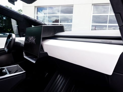Used 2024 Tesla Cybertruck AWD Crew Cab image 36